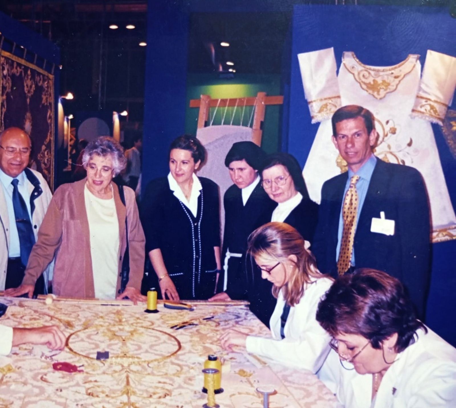Pepe Durán, (de pie, con corbata y mirando a cámara) en una muestra en Madrid/ Cedida