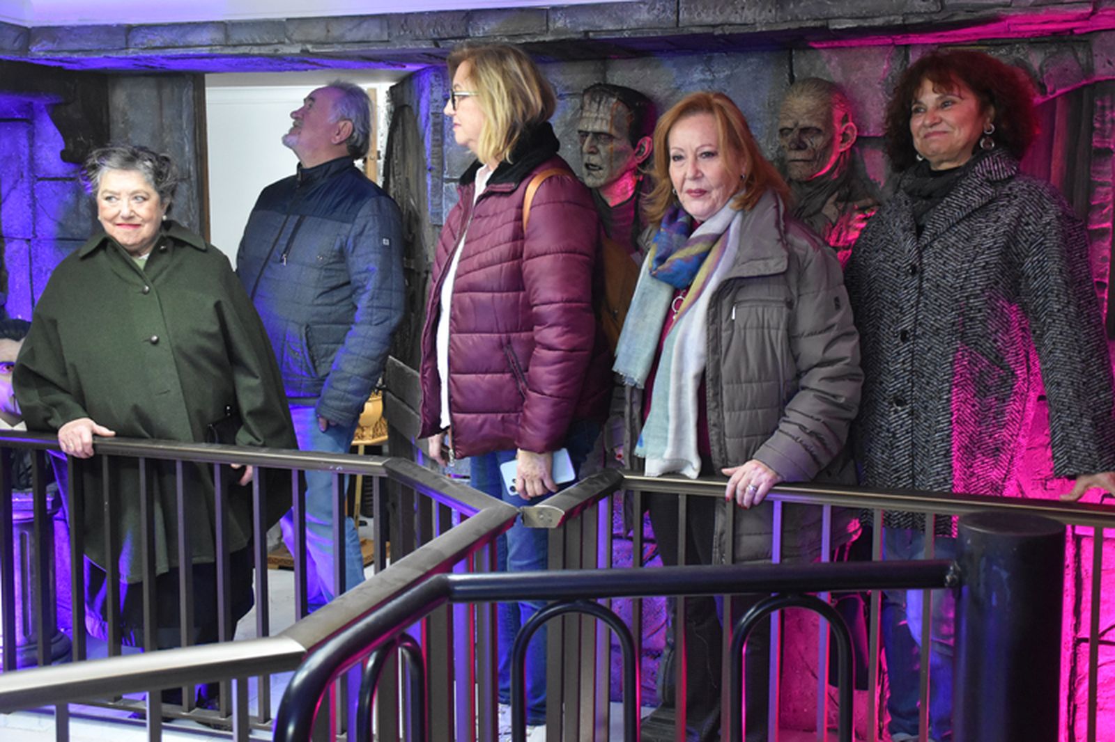 Miembros del club de lectura de la Biblioteca Adolfo Suárez, con Agatha Christie en el Museo del Horror. / FOTO G.S.