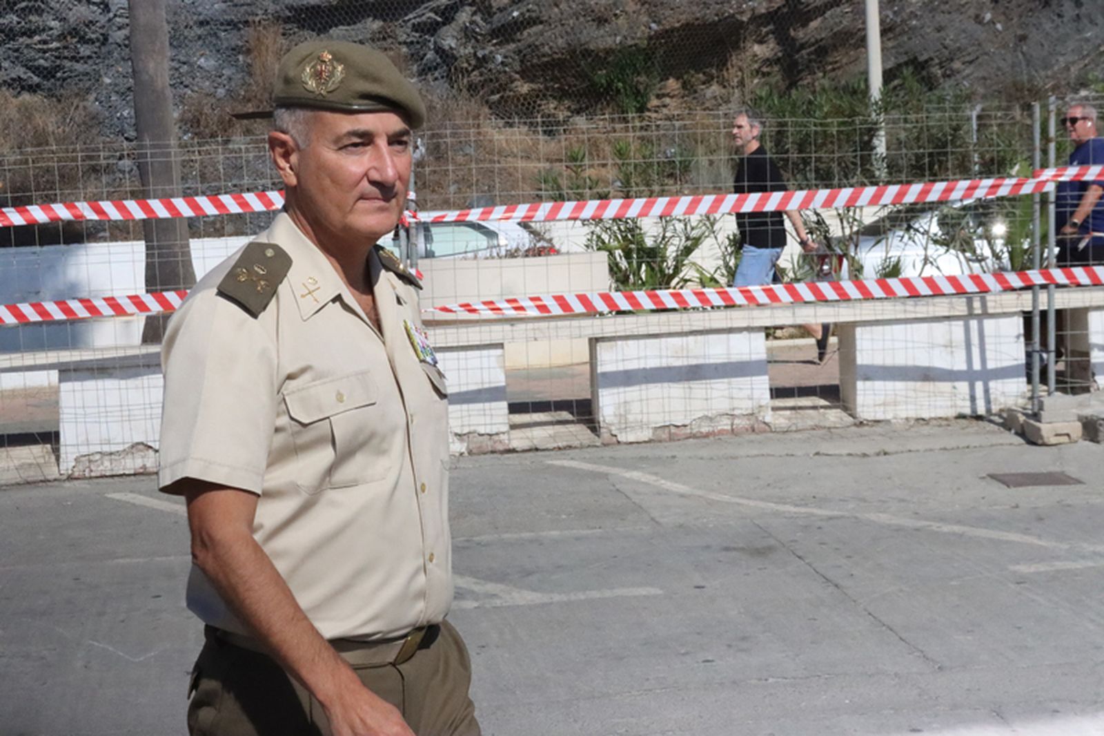 El comandante general de Ceuta, Luís Fernández Herrero, a su llegada al acto de recepción del barco que transportaba el cable submarino