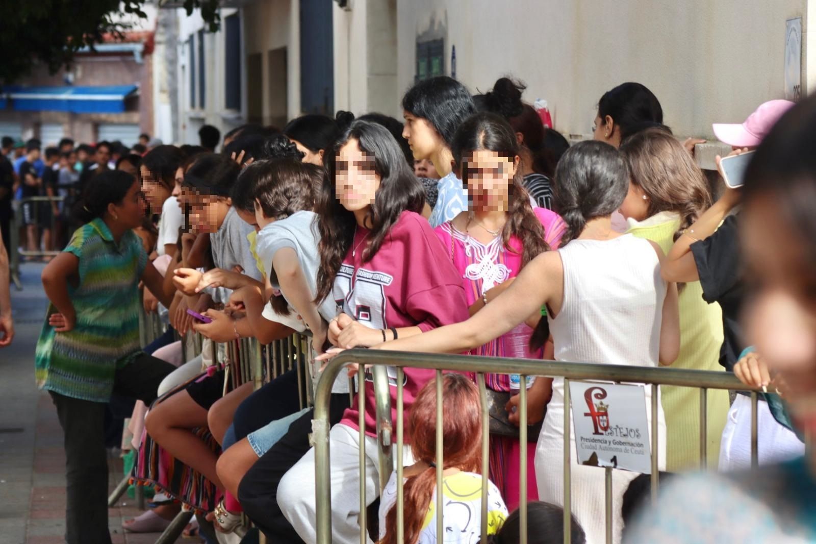Niñas y adolescentes migrantes esperan a las puertas de la Jefatura Superior de Policía para ser filiadas
