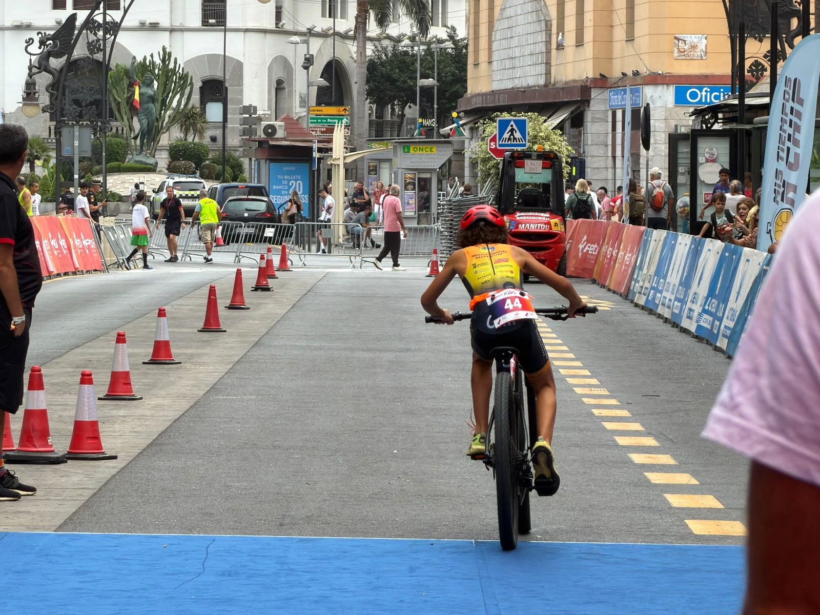Los aficionados al triatlón en Ceuta se reúnen para participar en el Acuatlón Popular 'Juan Mur' y en la Phoenix Kids Triathlon