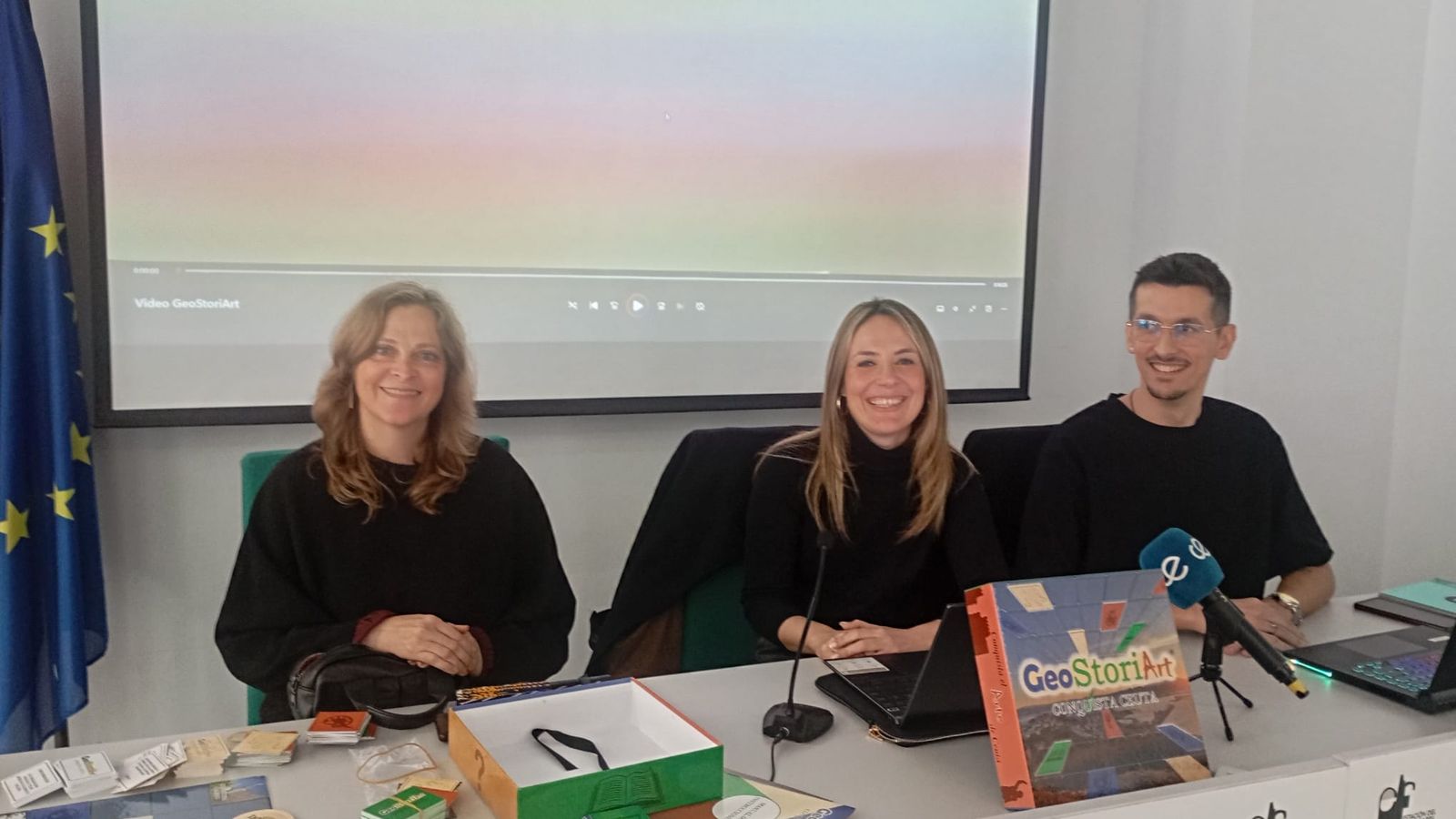 La consejera Pilar Orozco con la organización durante la presentación