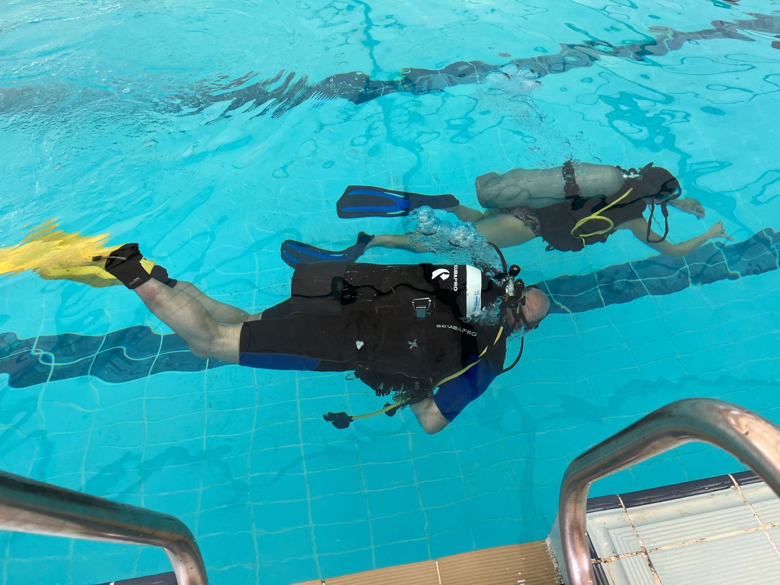 Más de 70 mujeres se sumergen en Ceuta en un bautismo de buceo para celebrar el 8M