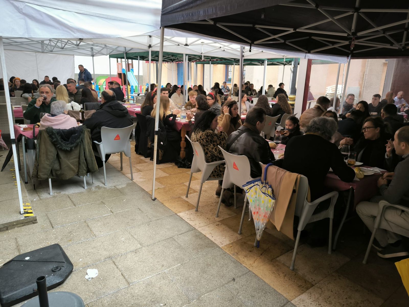 Los ceutíes se lanzan a la calle para celebrar la llamada 'Tardevieja' para despedir 2025