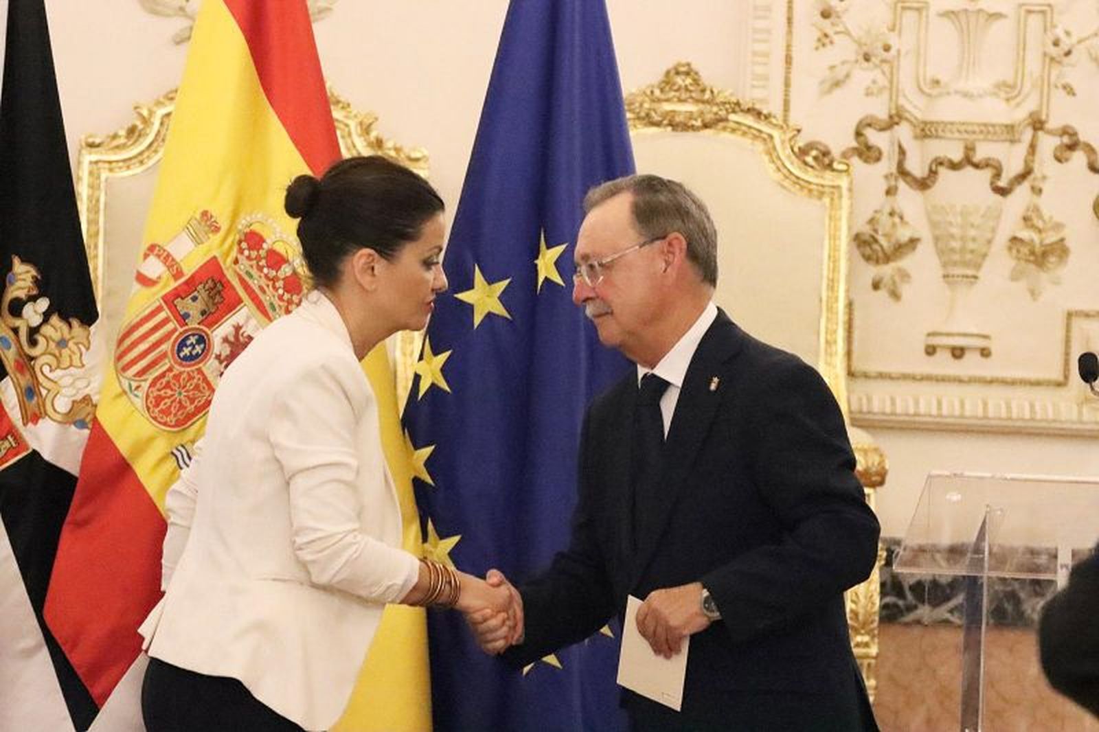 La ministra Rego saluda al presidente Vivas en una de sus visitas a Ceuta