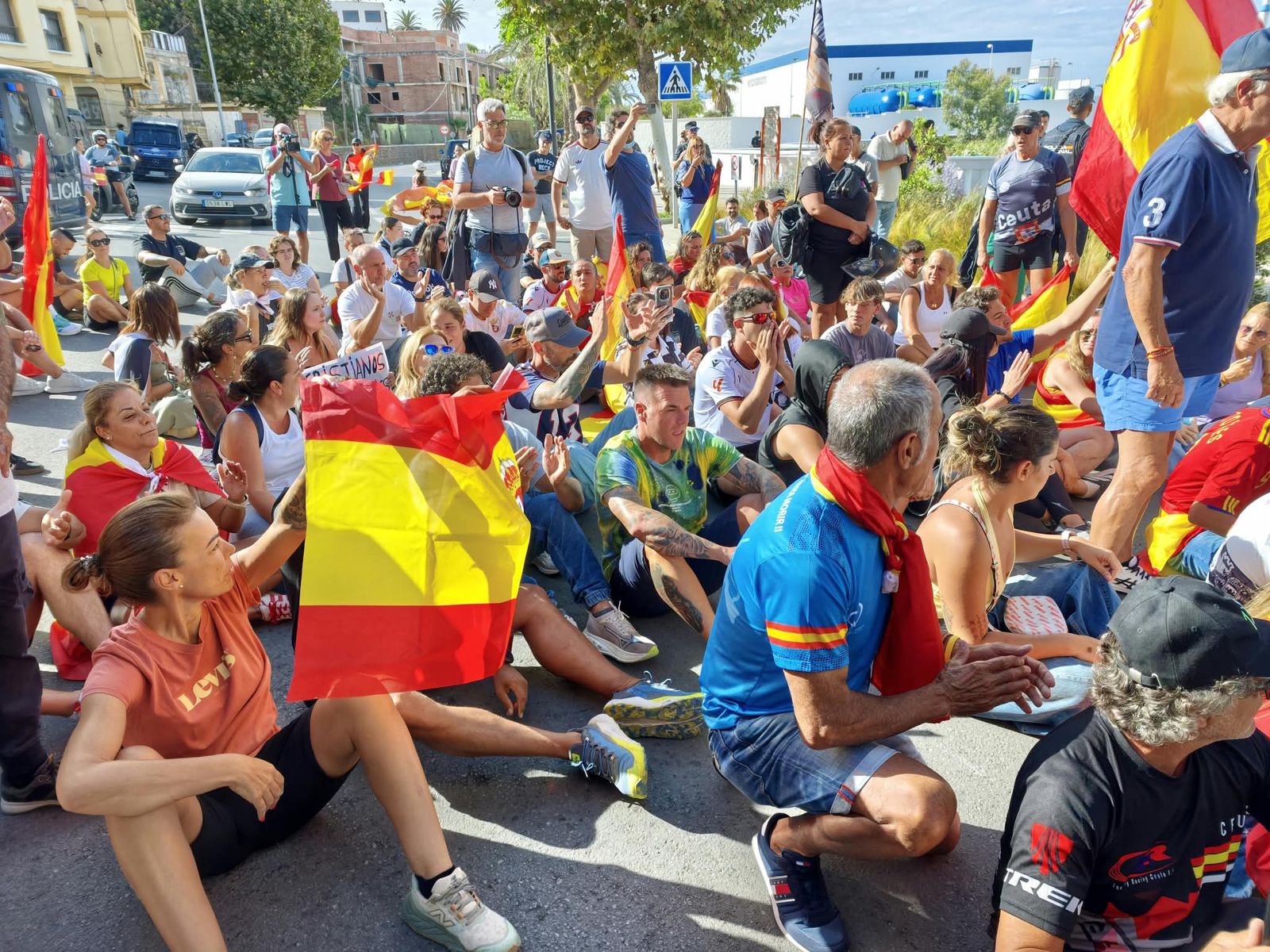 Ceutíes cortan en Benítez el paso a los vehículos de Cruz Roja que se dirigían al Trampolín