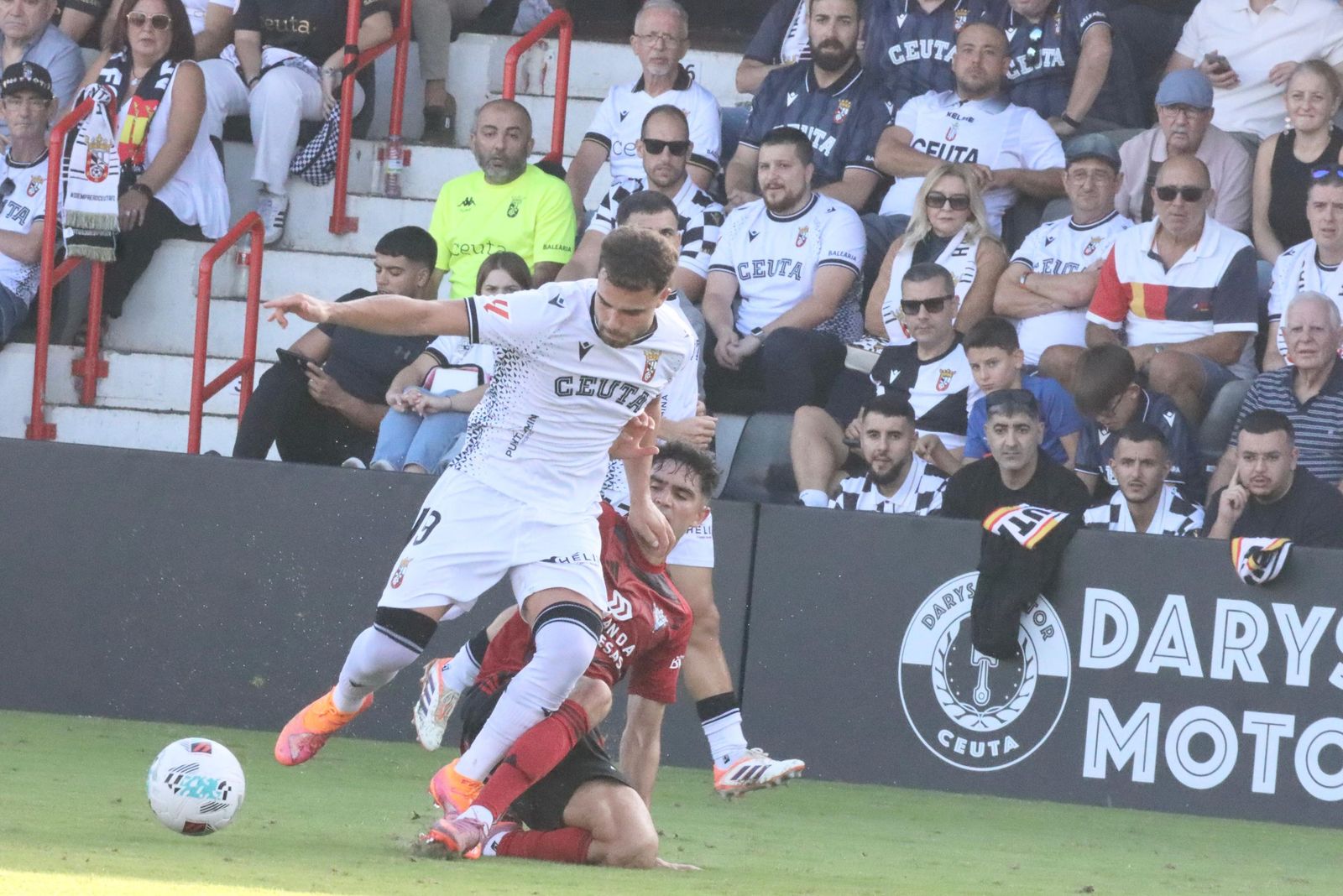 El Ceuta pone la directa ante el Mirandés: resumen en fotos