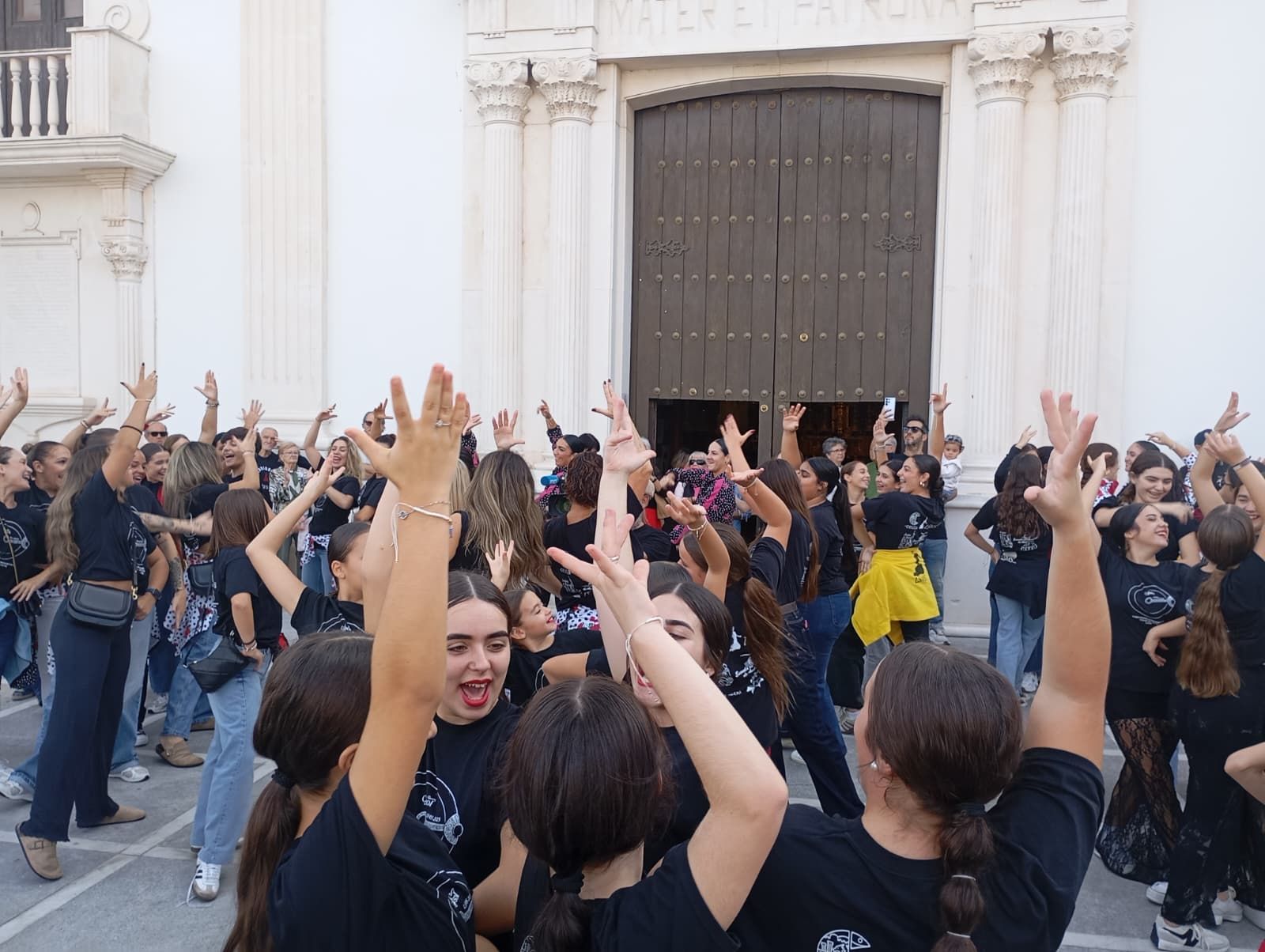 Un "abrazo" con la Patrona para acabar el encuentro entre academias Un "abrazo" con la Patrona para acabar el encuentro entre academias