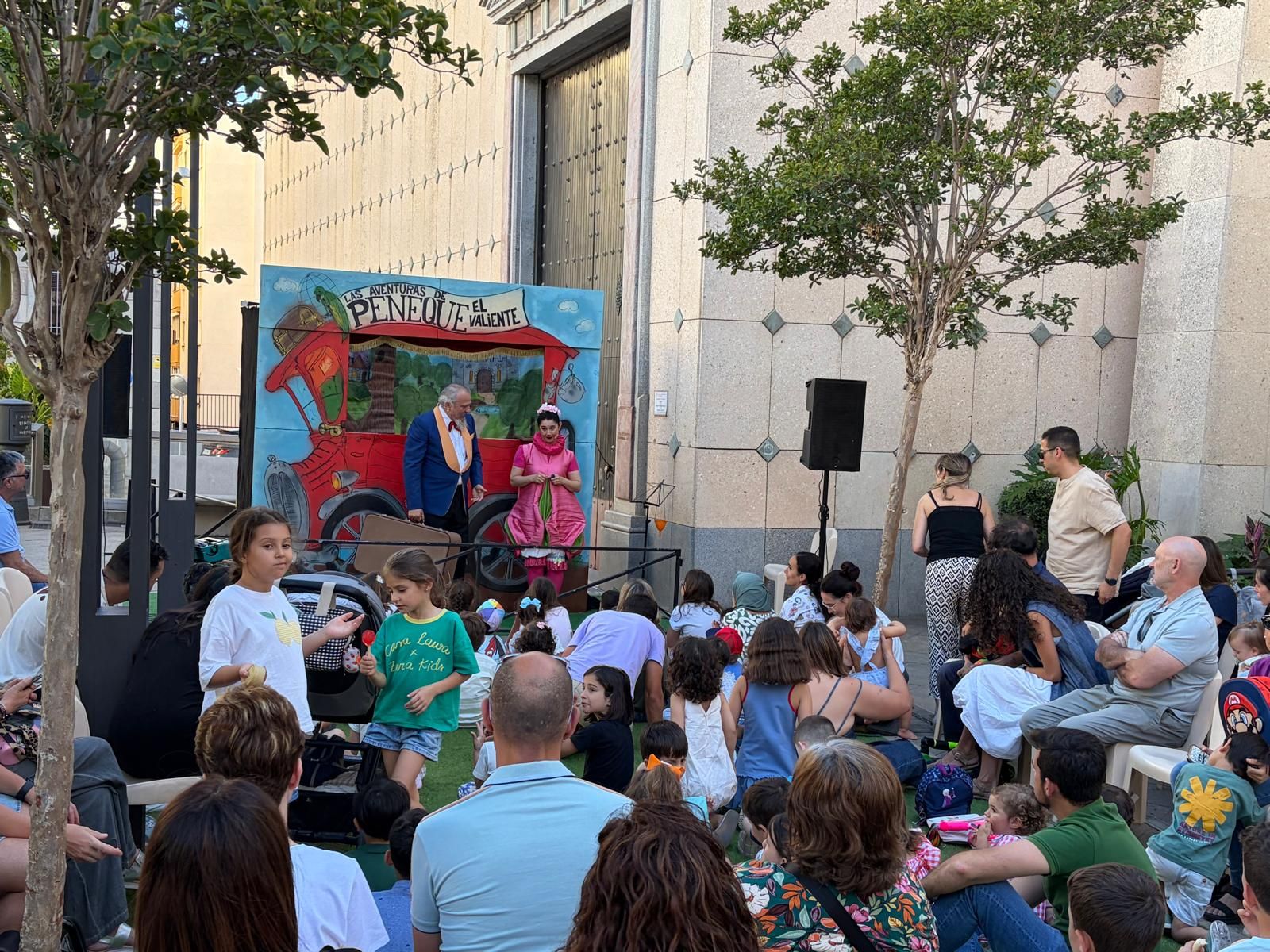 Niños y mayores aprenden y disfrutan de la penúltima jornada de Feria del Libro