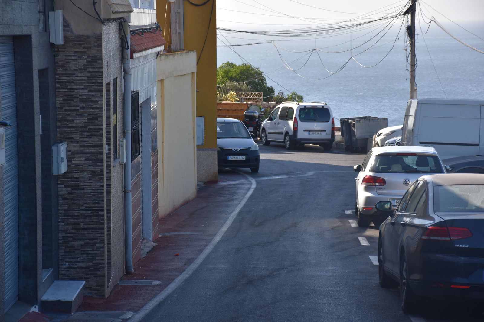 Una de las avenidas principales de la barriada del Sarchal. / FOTO NICOL’S