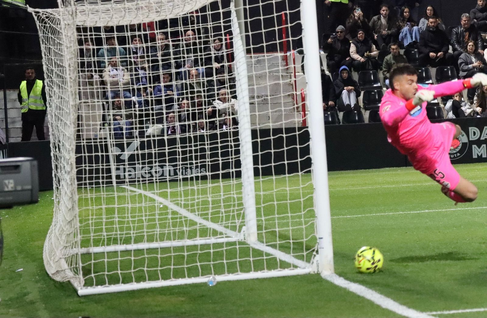 Las imágenes del partido entre la AD Ceuta y el Real Club Deportivo (X-X)