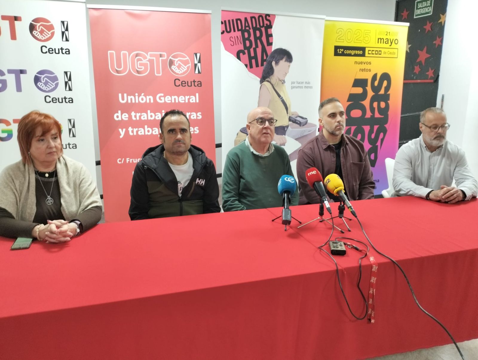 Los sindicalistas, durante la rueda de prensa ofrecida hoy