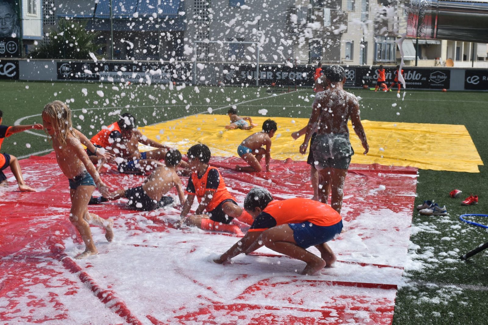 Fiesta de deporte, espuma y convivencia en el Campus de Verano ‘Emilio Cózar’