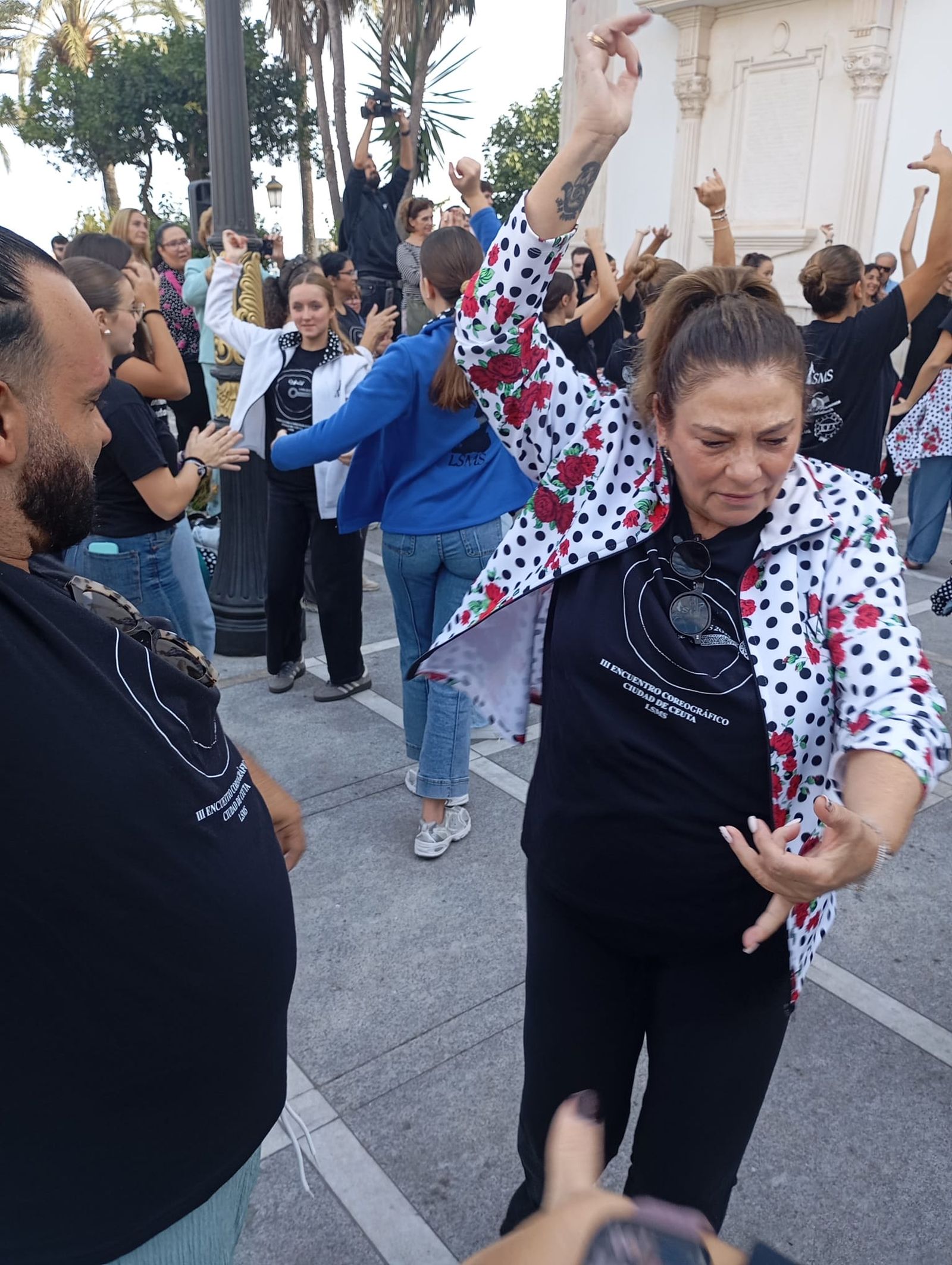 Un "abrazo" con la Patrona para acabar el encuentro entre academias Un "abrazo" con la Patrona para acabar el encuentro entre academias