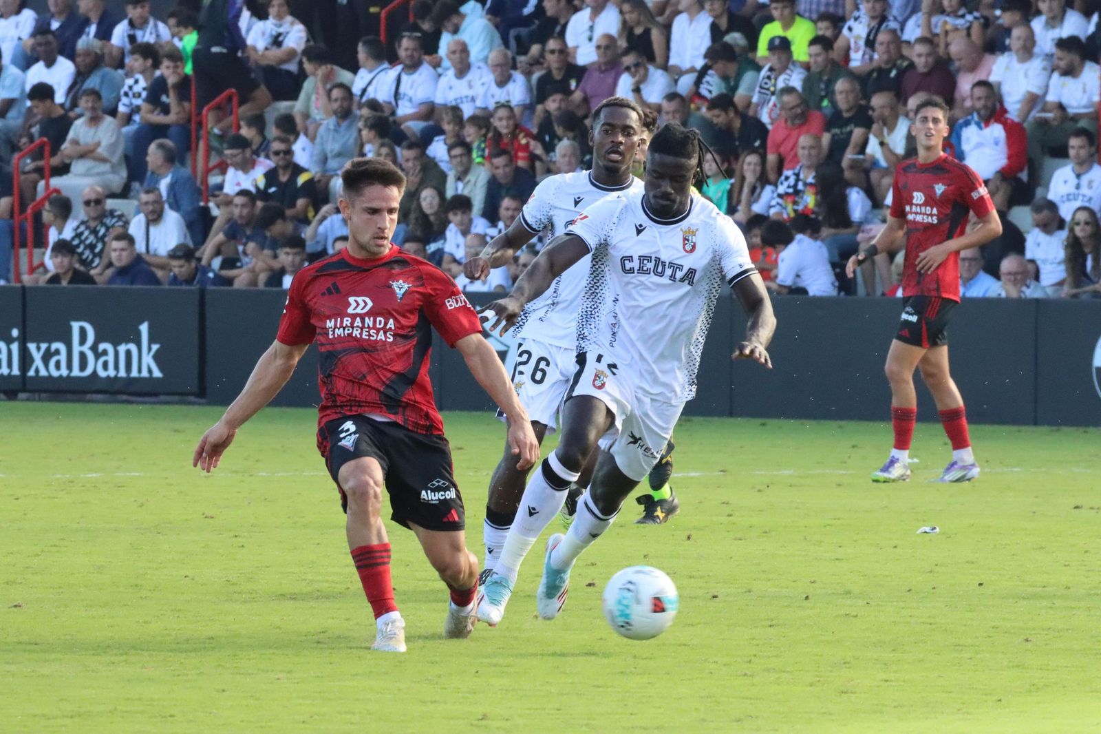 El Ceuta pone la directa ante el Mirandés: resumen en fotos