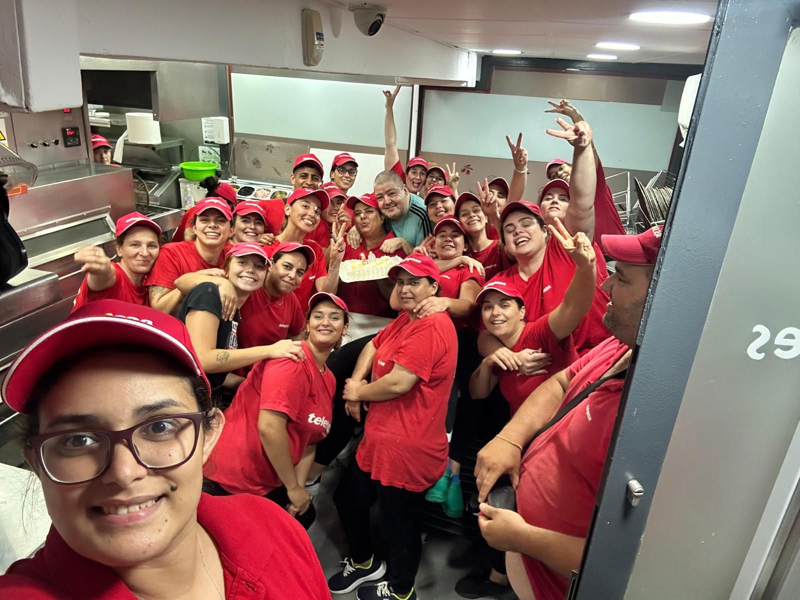 'Jota', en el centro con camisteta azul, junto a su equipo