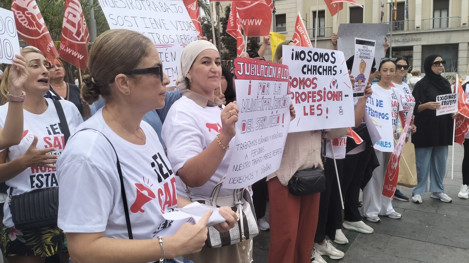 Un momento de la concentración protagonizada por las trabajadoras este mediodía en la Plaza de los Reyes