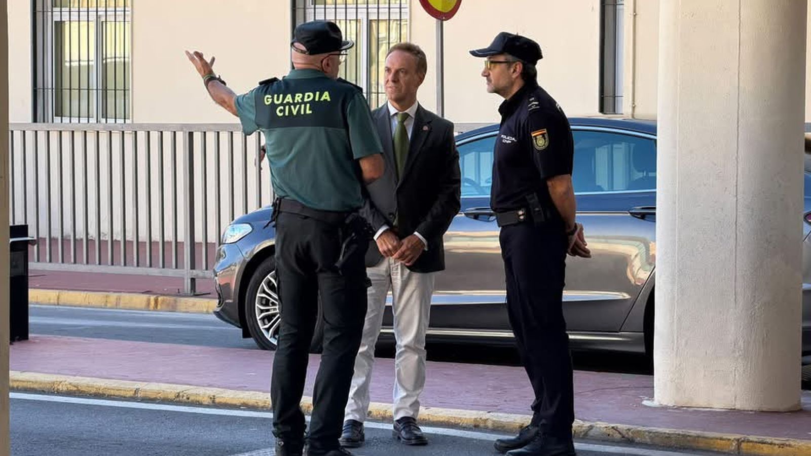 El delegado del Gobierno visita el COS de la frontera del Tarajal para felicitar a los agentes de la Guardia Civil