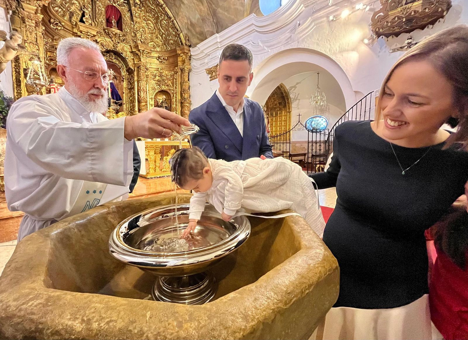 Carmen recibe el Sacramento del Bautismo en el Santuario