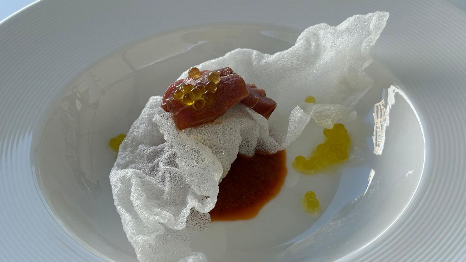 La tapa de Leila Mohamed: Sashimi de atún sobre crujiente de arroz, acompañado de salsa miso, esferificaciones de wasabi y mantequilla de aguacate.