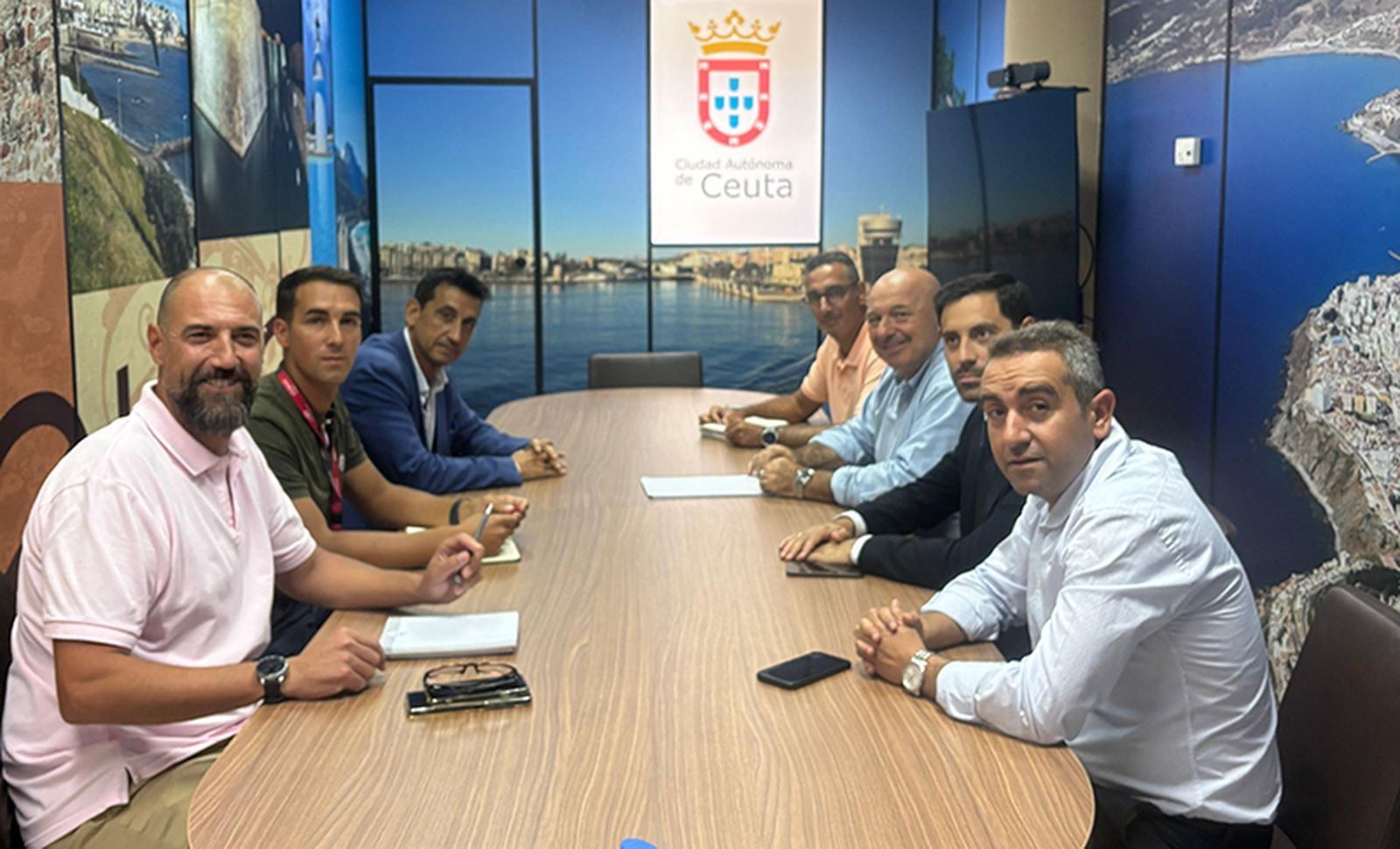 Un momento de la reunión entre los representantes de las navieras y la Ciudad/FOTO EL PUEBLO