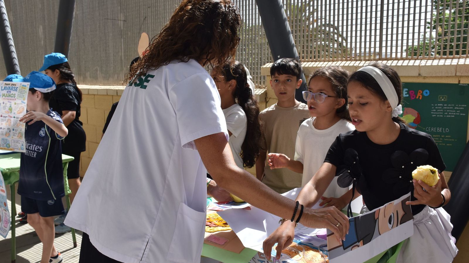 Feria de Hábitos Saludables organizada por la enfermera escolar del CEIP Santa Amelia, Alejandra González