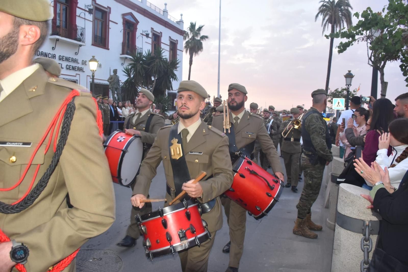 El Ramix 30 protagoniza un solemne arriado de bandera en ‘Foso Almina’