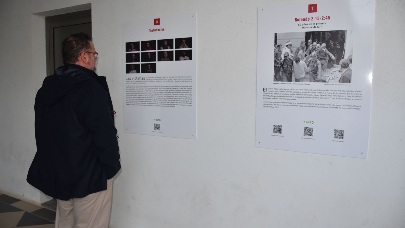 Un hombre observa una de las fotografías expuestas