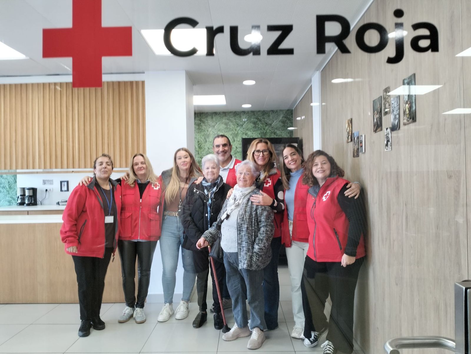 El equipo del Área de Mayores de Cruz Roja posa con sus usuarias María y Beatriz
