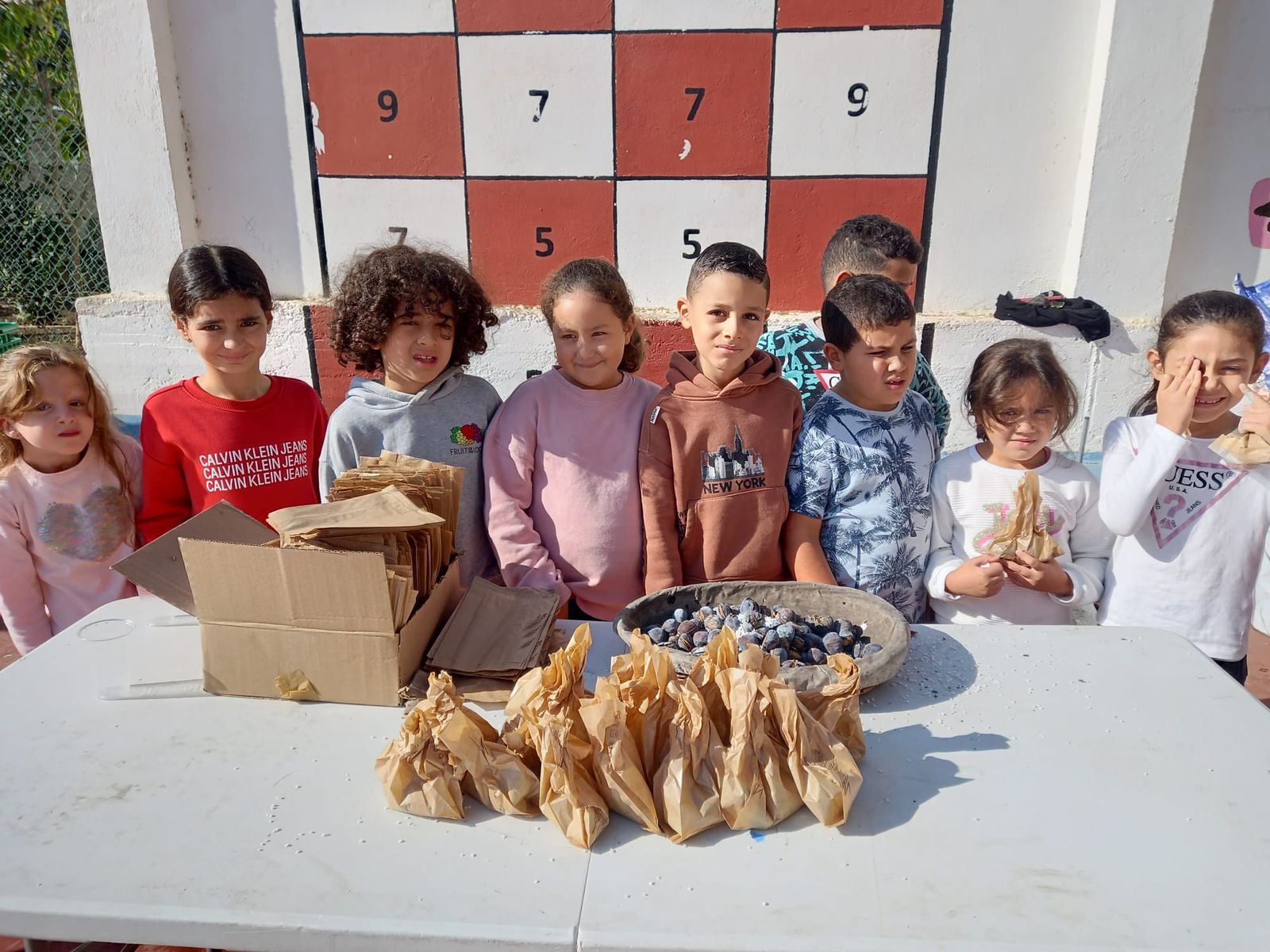 FOTOGALERÍA | El Castañero visita el CEIP Reina Sofía para mantener la tradición en vísperas de La Mochila FOTOGALERÍA | El Castañero visita el CEIP Reina Sofía para mantener la tradición en vísperas de La Mochila