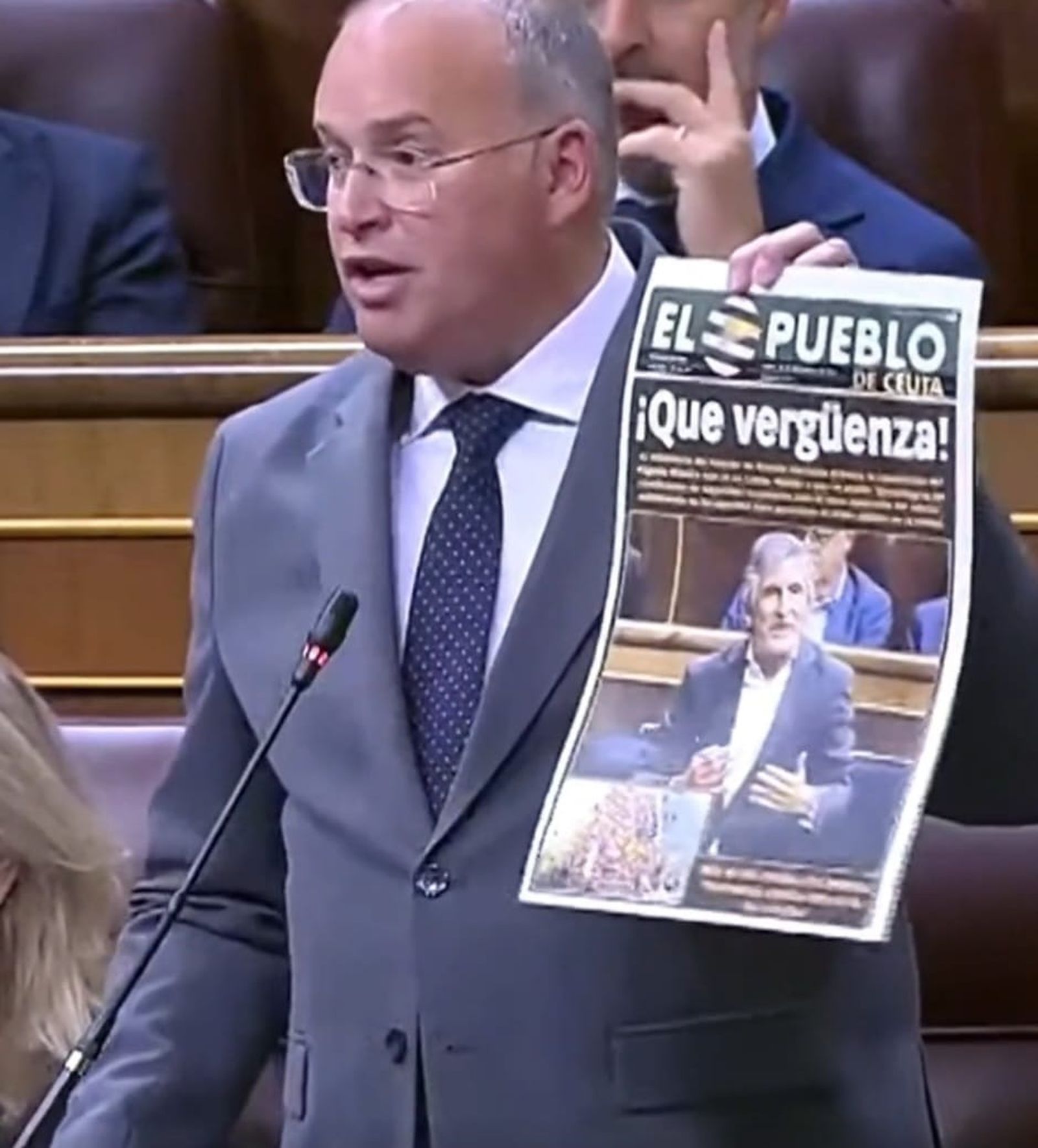Momento en el que Tellado muestra la portada de El Pueblo