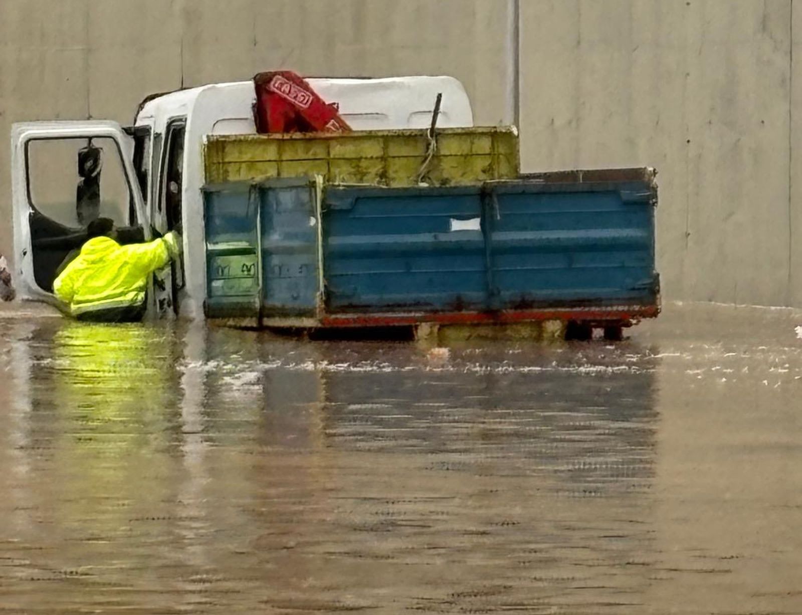 Un operario, atrapado ayer por el agua en Santa Catalina