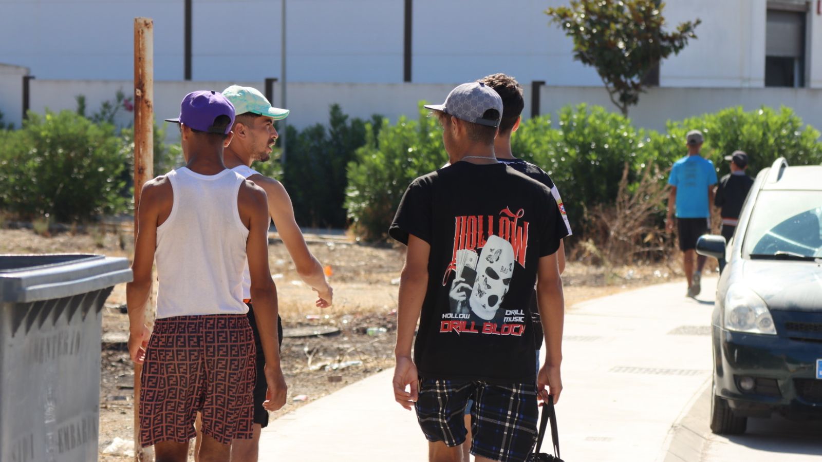 Un grupo de migrantes pasea por Loma Colmenar, junto al cementerio de Sidi Embarek