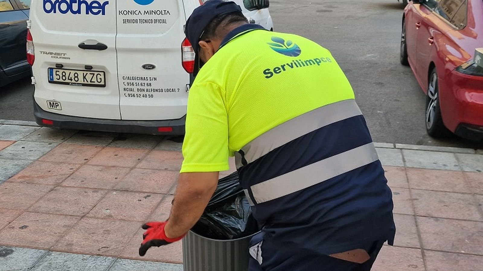 Un trabajador de Servilimpce durante una jornada de trabajo. / FOTO EL PUEBLO