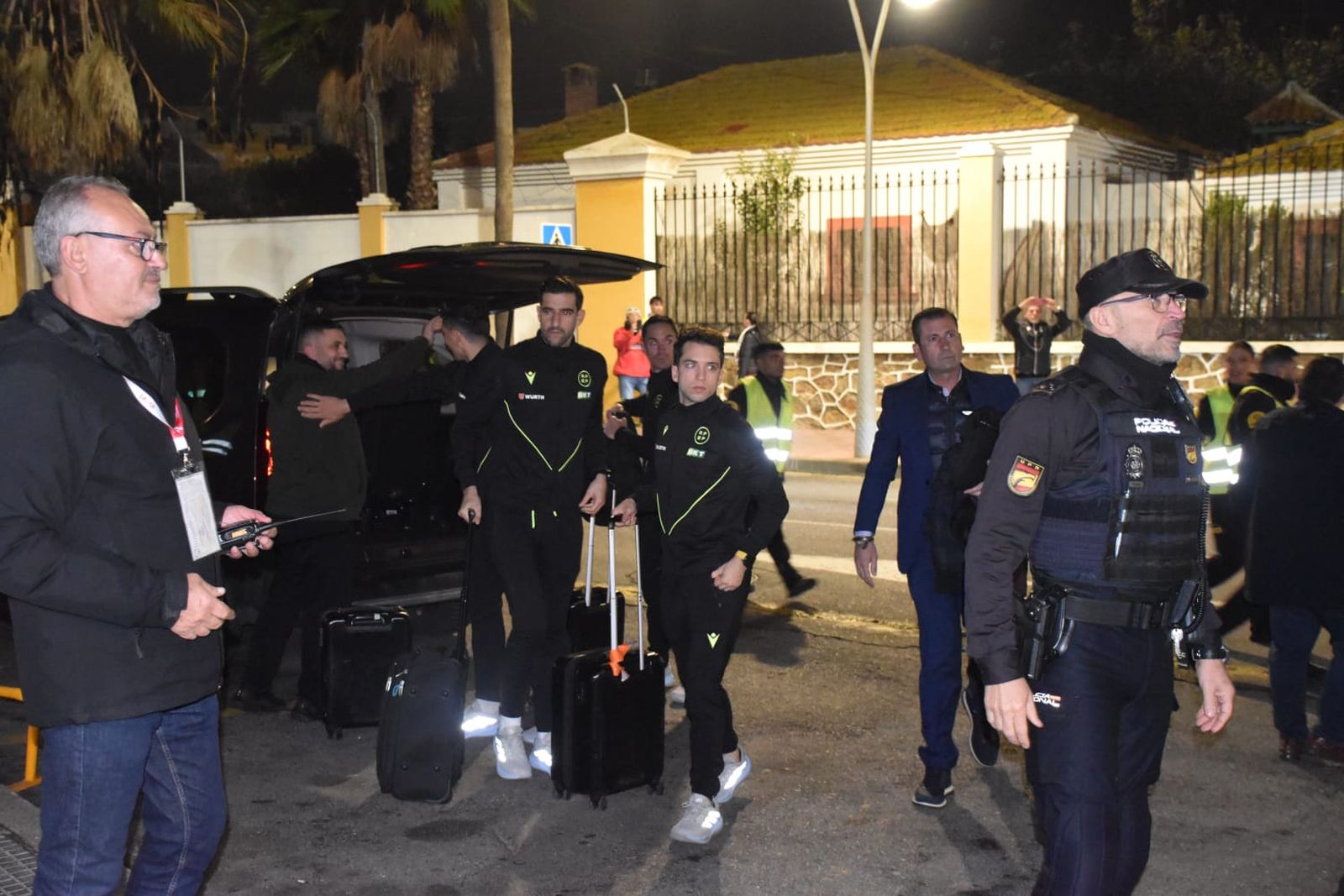 Los jugadores de ambos equipos ya llegan al Alfonso Murube