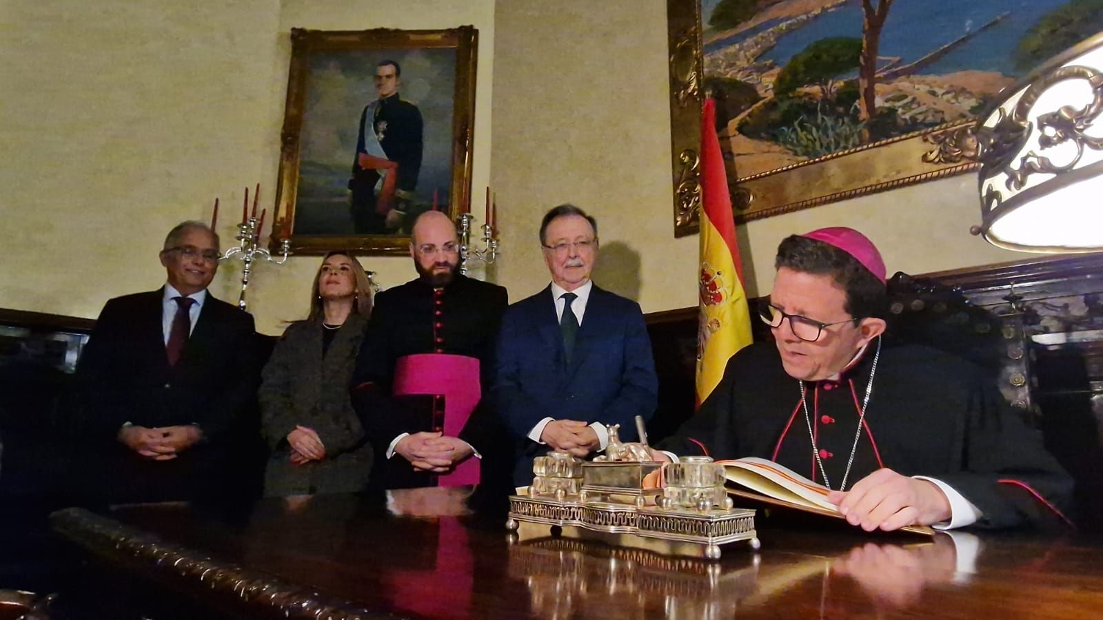 MonseñorRamón Valdivia firmando en el Libro de Honor de la Ciudad