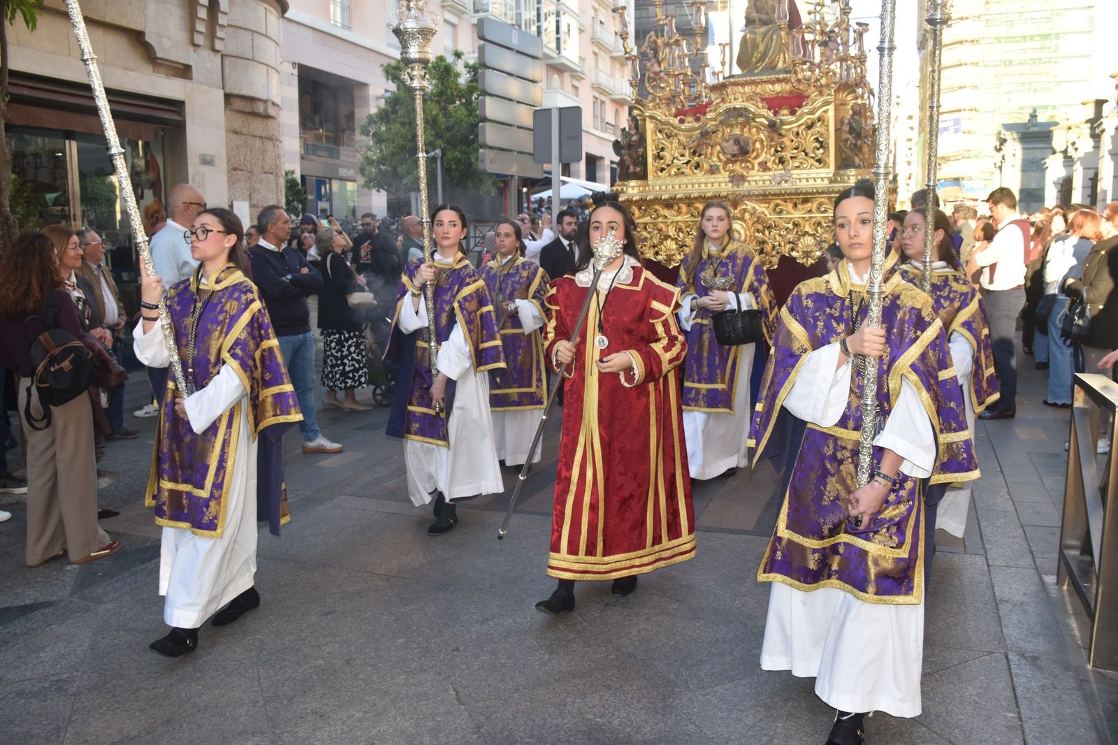 Aroma cofrade y estudiantil: Las Penas reina en el Jueves Santo