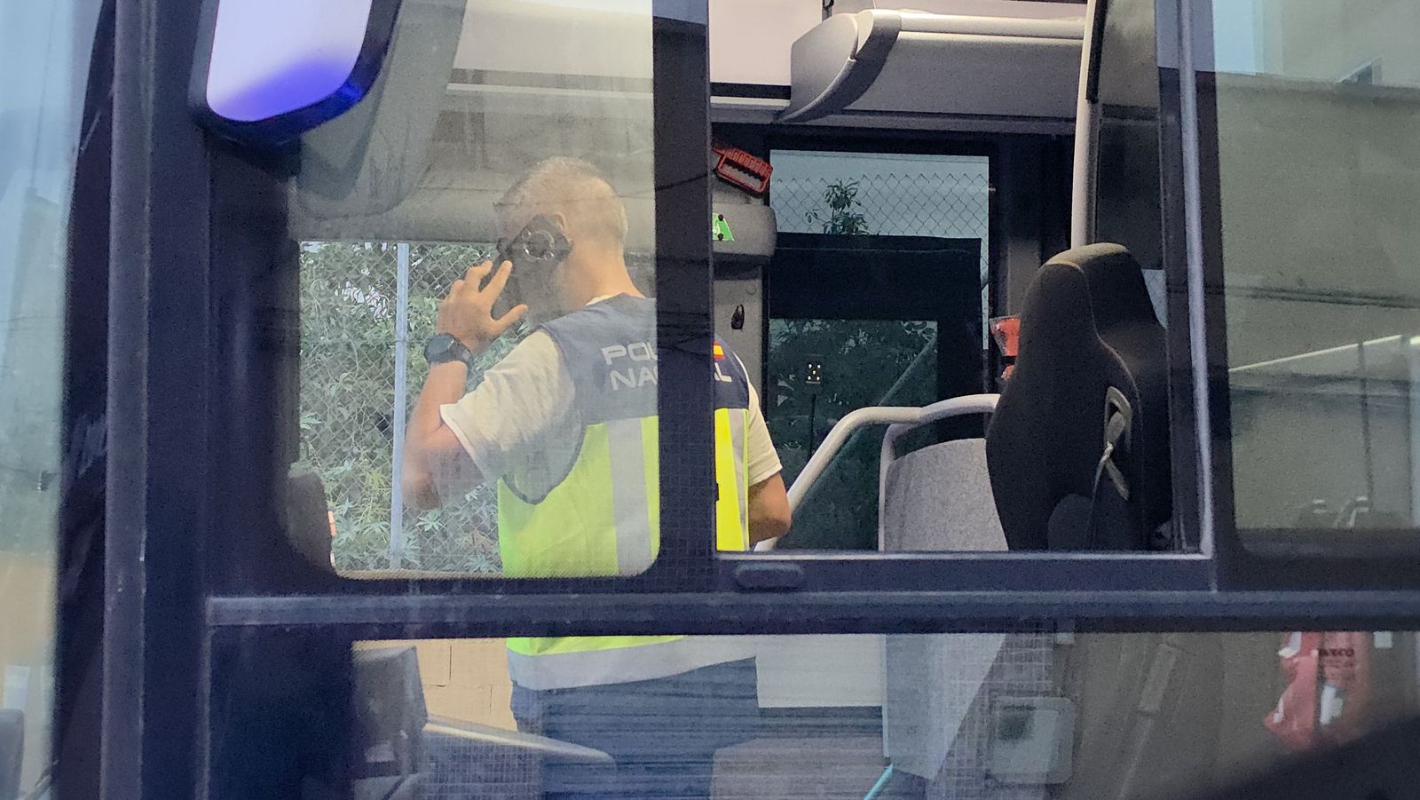 Interior de uno de los autobuses que trasladó este domingo a los migrantes desde Los Rosales