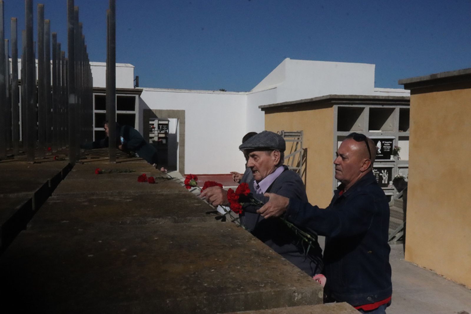 Alfonso y su hijo José durante una ceremonia en el cementerio en honor a los fusilados por las fuerzas franquistas. / FOTO EL PUEBLO