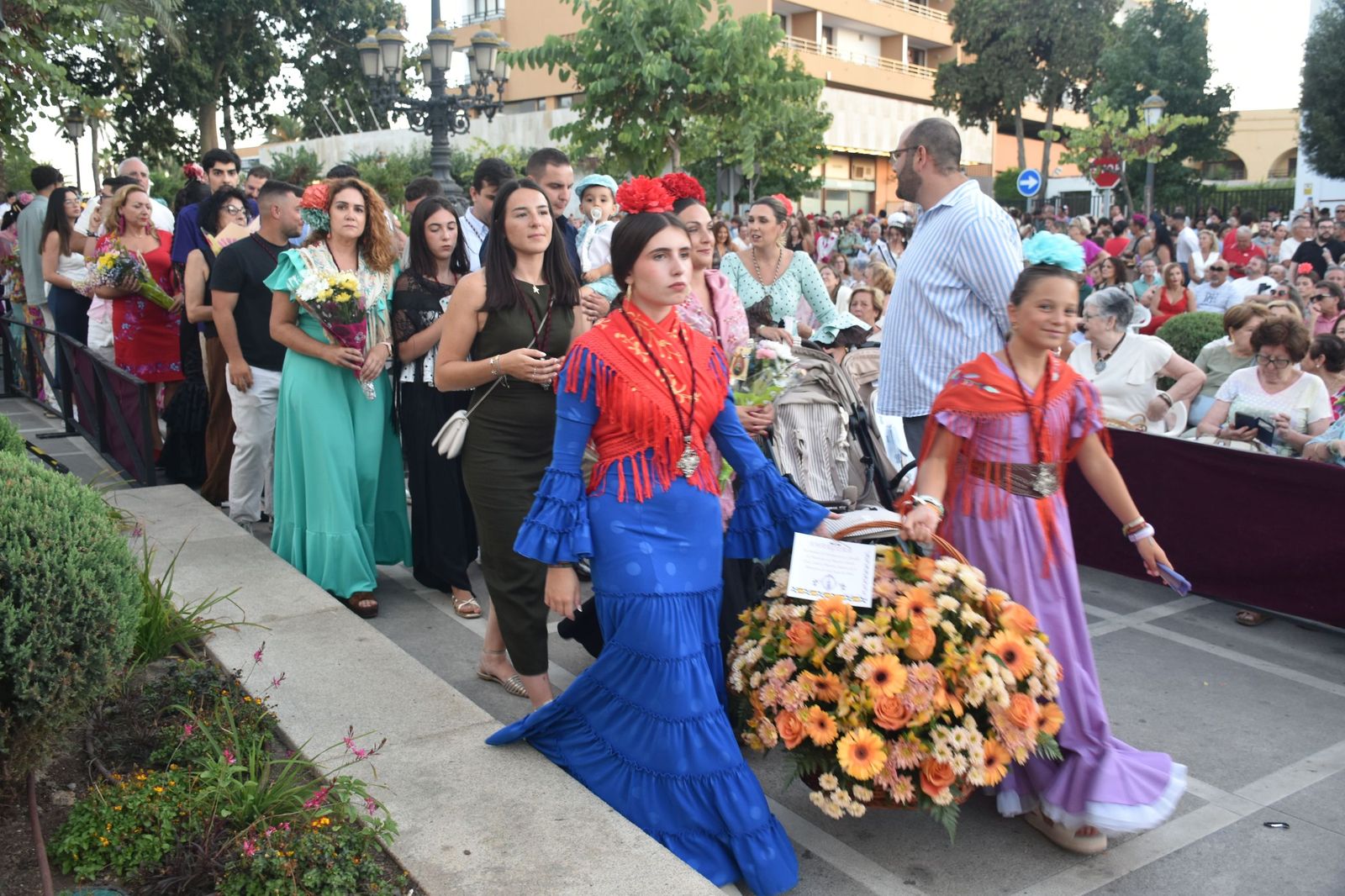Los ceutíes vuelven a encontrarse con su Madre entre flores, esperanza y lágrimas contenidas