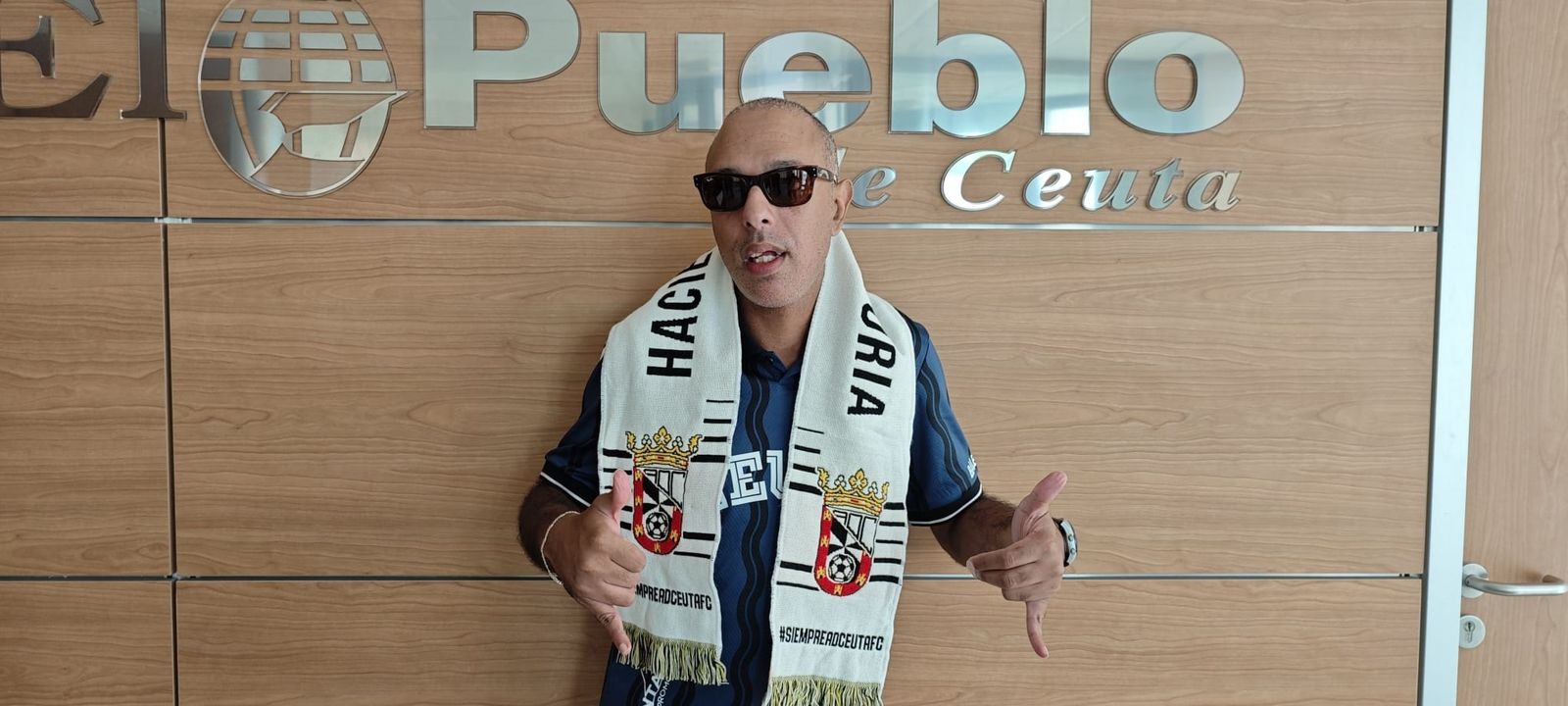 El fútbol, muchas veces, no se ve; se siente. Y pocas personas lo representan mejor que Hutman Abdeselam El Boufrassi, un aficionado de la AD Ceuta FC que, pese a perder la visión hace cinco años, ha encontrado en el equipo de su tierra una razón más para ilusionarse cada fin de semana