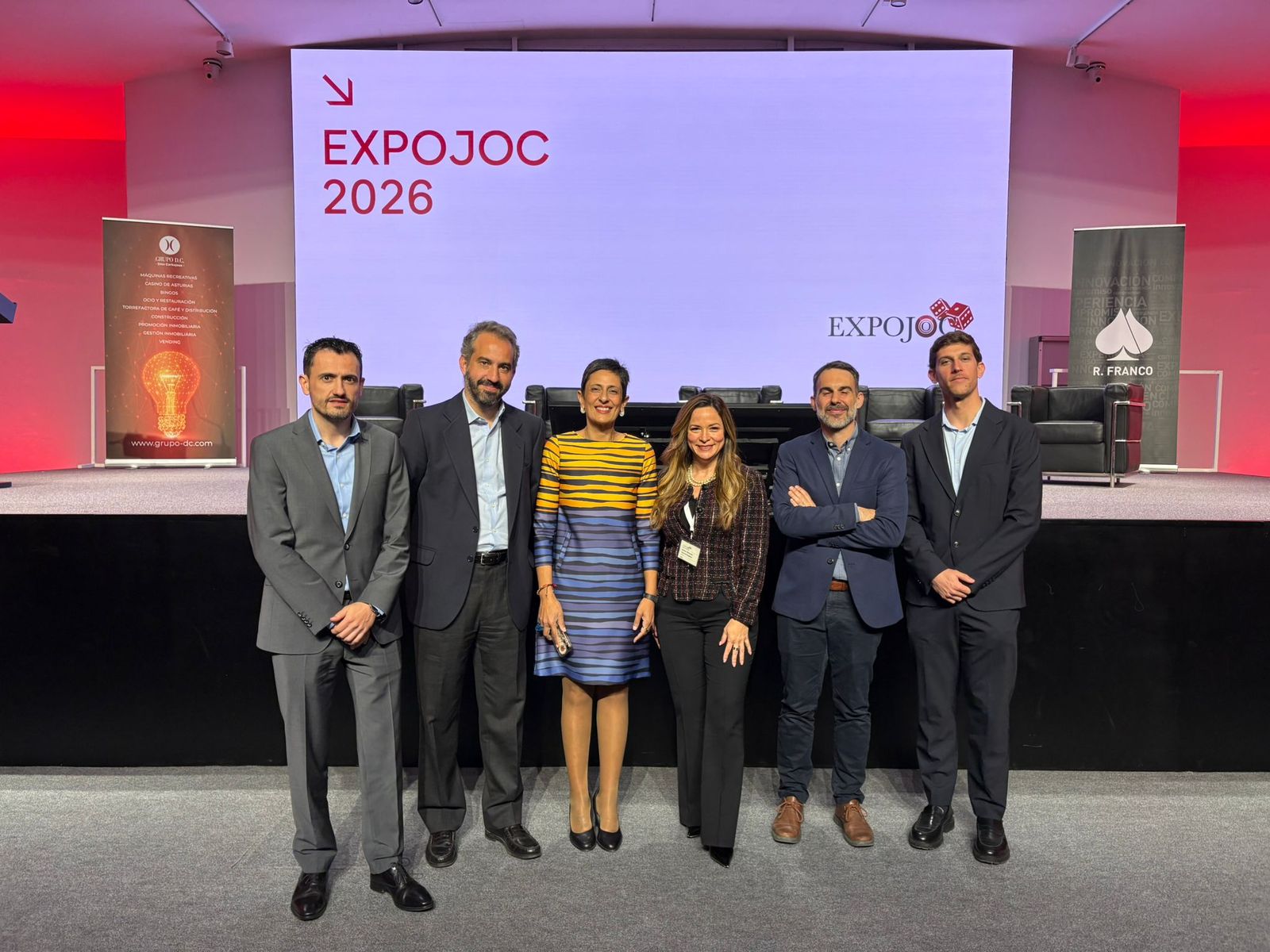 La consejera Kissy Chandiramani posa junto a participantes en el evento