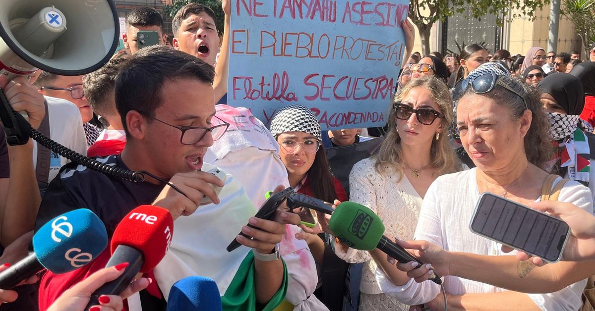 Más de 200 personas se concentran en la plaza de los Reyes para exigir ...
