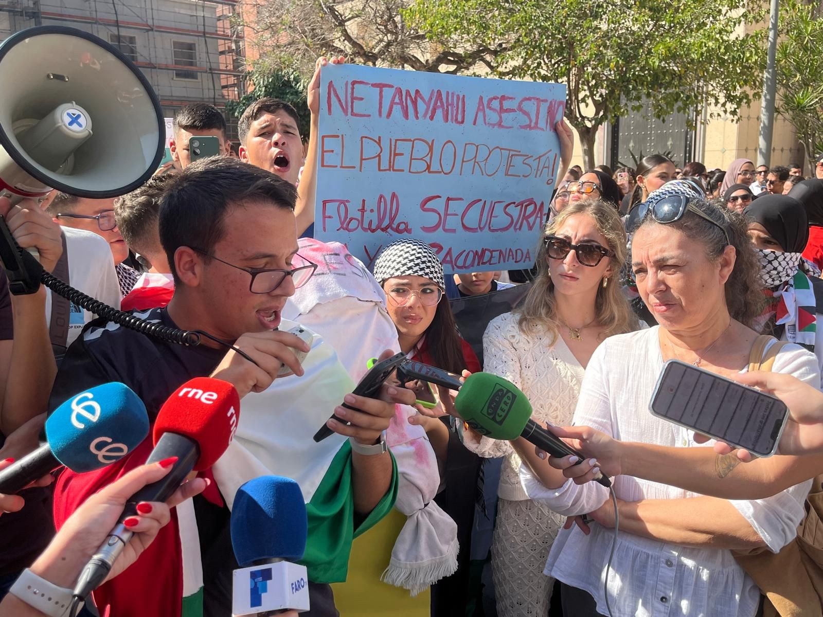 Concentración estudiantil frente a la Delegación del Gobierno en apoyo de la Flotilla y el pueblo palestino