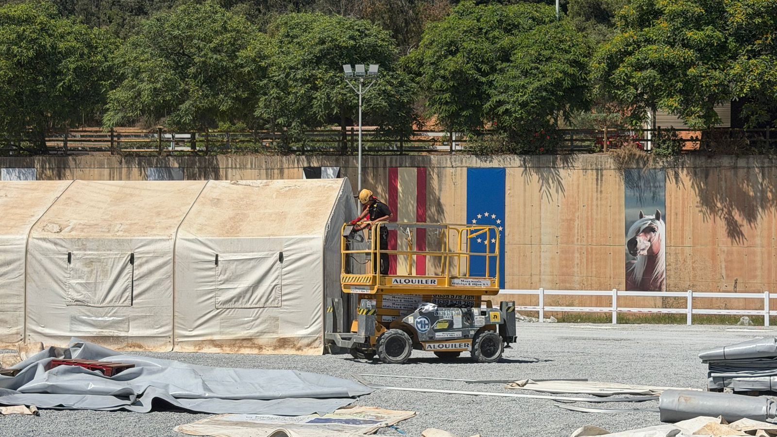 Instalación de las carpas para acoger migrantes en el Centro Ecuestre