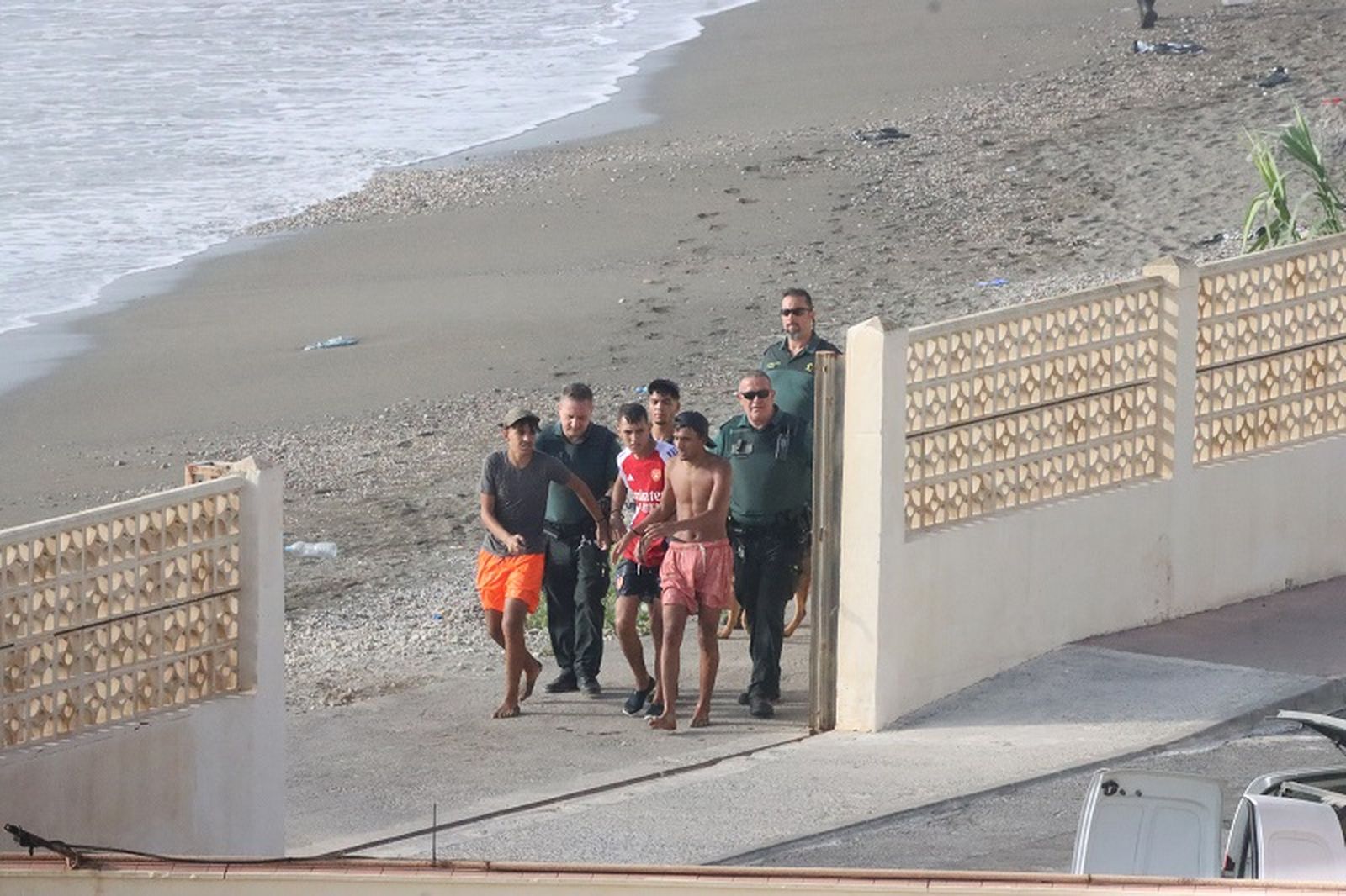 Un grupo de menores interceptados por guardias civiles en el Tarajal