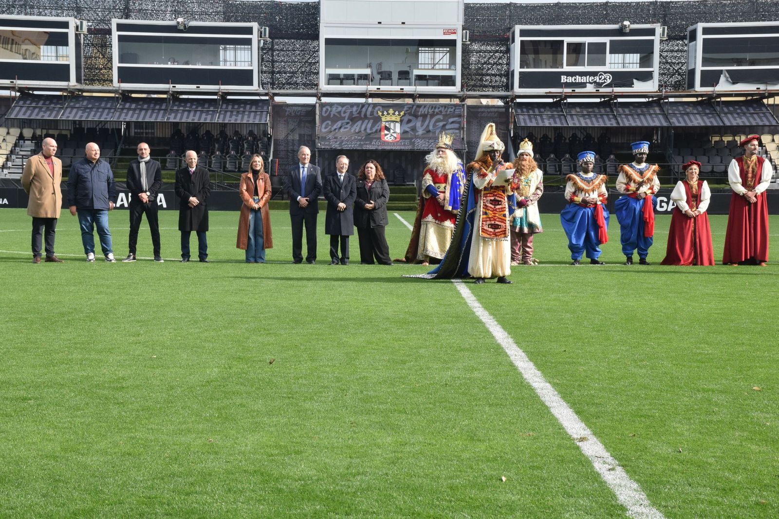 Los Reyes Magos aterrizan en el Alfonso Murube horas antes de la cabalgata