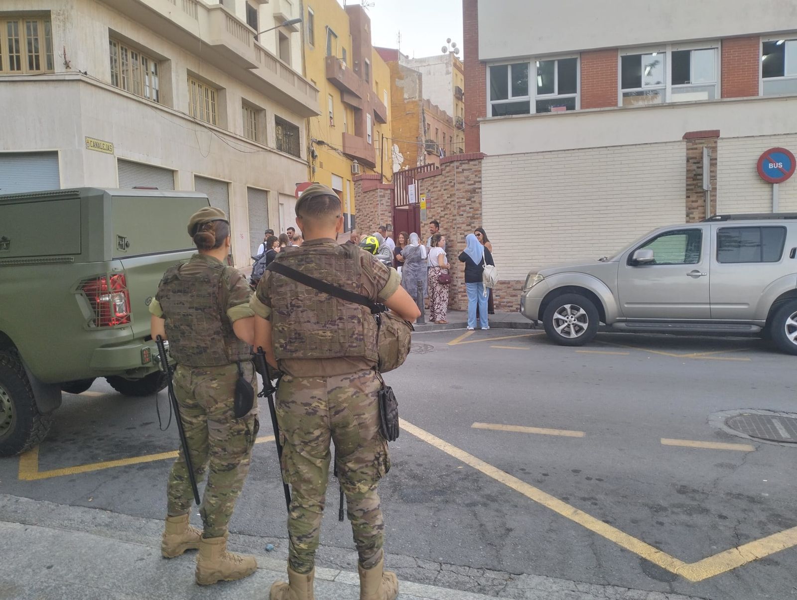 Militares vigilan los exteriores del colegio Lope de Vega