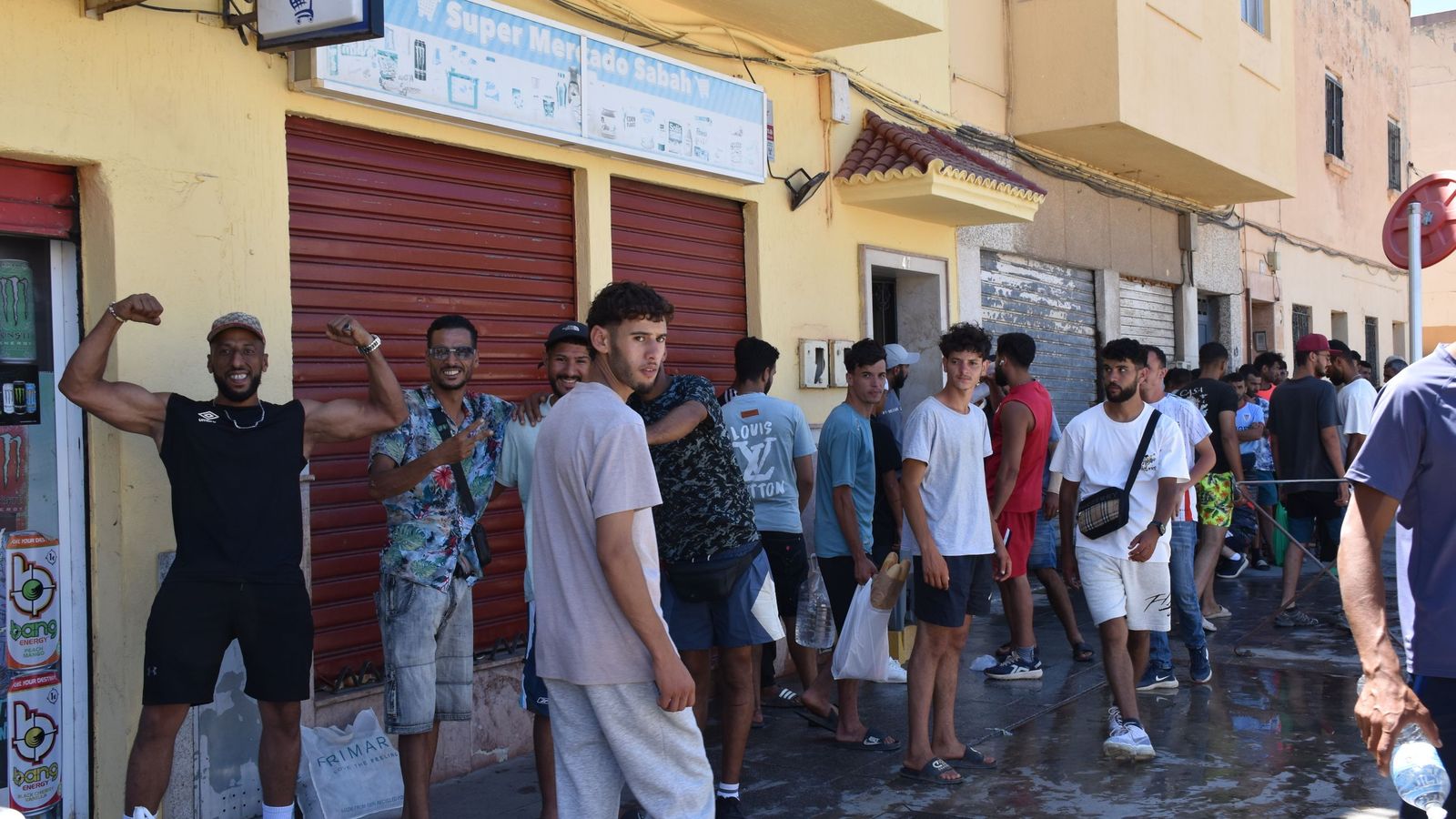 Cola para acceder a la casa de Sabah Hamed, donde alimentan y se asean las personas migrantes que siguen en Ceuta