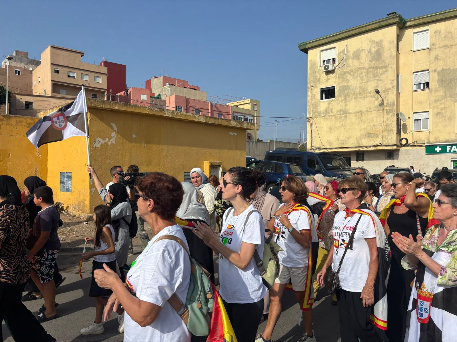 “No nos mires, únete”: una pacífica pero discreta manifestación por la periferia